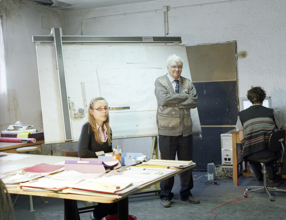 Romania, Timisoara, 2008Zoe Florina Stanca, 29 years old and Antonio Rossi, (70), Research and Development office,Rossi mill factory.Roumanie, Timisoara, 2008Zoe Florina Stanca, 29 ans et Antonio Rossi, 70 ans, bureau de Recherche et DÈveloppement,usine de moulins Rossi.© Rip Hopkins / Agence VU