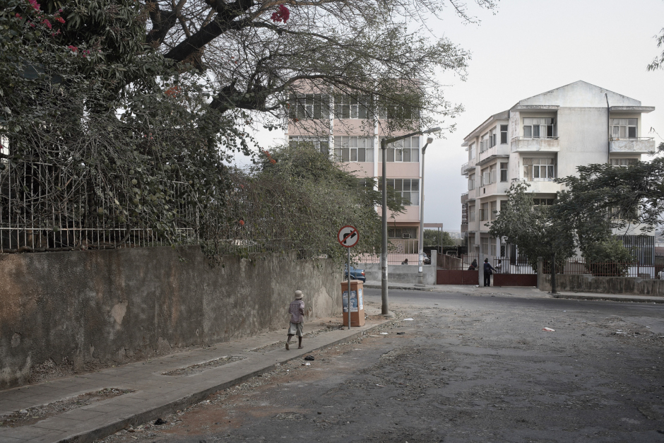 Mozambique, Maputo, 2007Corner of Almeida and Patrice Lumumba Avenues.Mozambique, Maputo, 2007Au croisement des avenues Almeida et Patrice Lumumba.© Guy Tillim / Agence VU