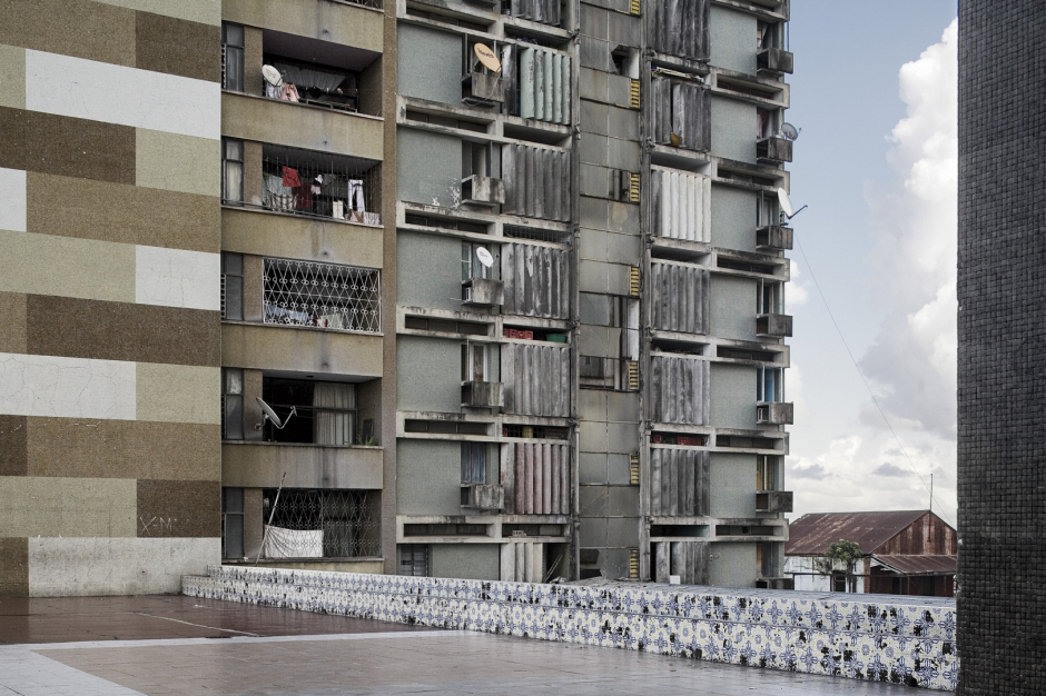 Mozambique, Beira, 2008Apartment building.Mozambique, Beira, 2008Immeuble.© Guy Tillim / Agence VU