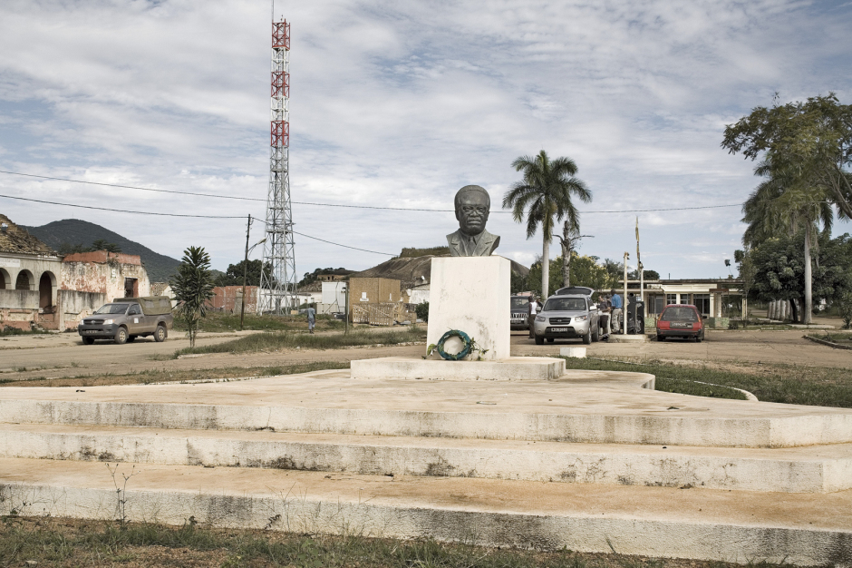 Angola, Gabela, 2008Bust of Agostinho Neto.Angola, Gabela, 2008Buste d'Agostinho Neto.© Guy Tillim / Agence VU