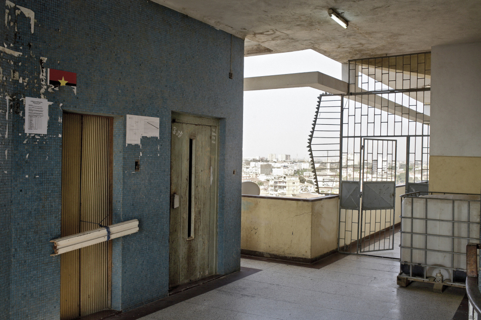 Angola, Luanda, 2007Apartment building.Angola, Luanda, 2007Immeuble.© Guy Tillim / Agence VU