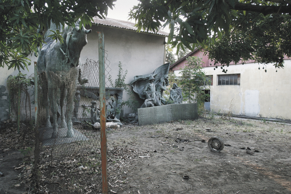 Democratic Republic of Congo, Kinshasa, September 2003.Staues from the colonial era depicting King Leopold on a horse, among other icons, litter a transport ministry depot in Kinshasa.RÈpublique dÈmocratique du Congo, Kinshasa, septembre 2003.Statue de l'Ëre coloniale du Roi Leopold sur un cheval, parmi d'autres icÙnes, de un dÈpÙt du ministËre des transports ‡ Kinshasa.© Guy Tillim / Agence VU