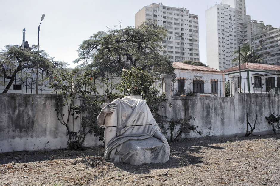 Mozambique, Maputo, 2007
National Museum grounds, Avenue 24 de Julho.

Mozambique, Maputo, 2007
Cours du musÈe nationale, Avenue 24 de Julho.


© Guy Tillim / Agence VU