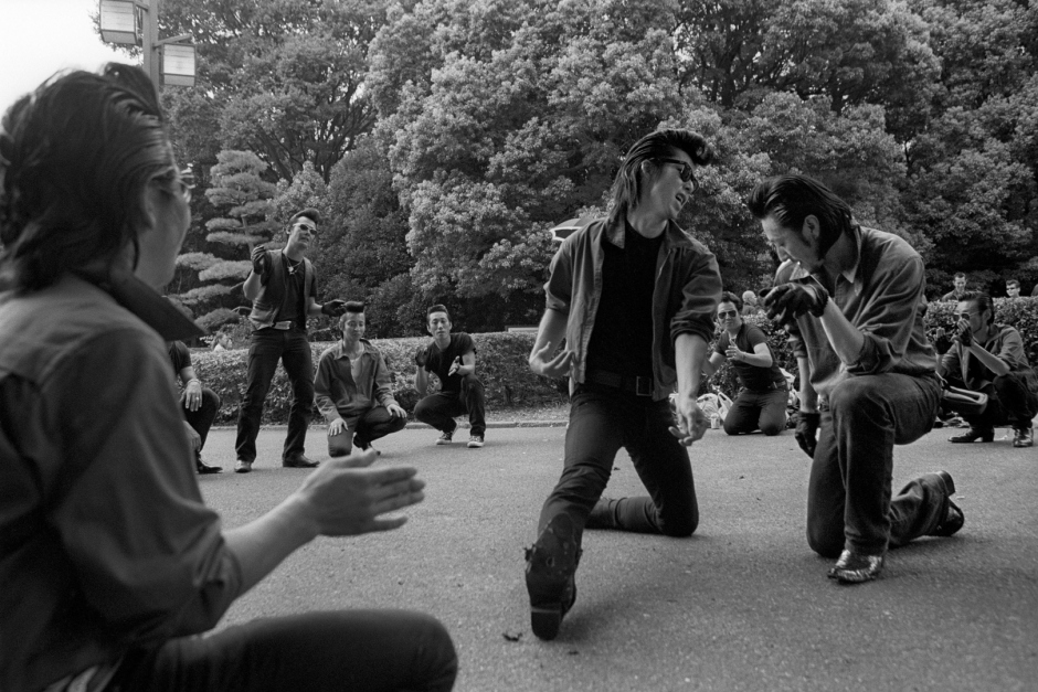 Japan, Tokyo, 2009Lovers of the 50's era gather for Tokyo Rockabilly Club's annual Day of Rock N' Roller.Rockabilly dance clubs from Tokyo and surrounding districts dressed in classic bobby socks, poodle skirts and bowling shirts gathered in Yoyogi Park .Japon, Tokyo, 2009Les amoureux des annÈes 50 ont l'habitude de se rejoindre au rassemblement annuel du Rock N'Roller, organisÈe par le Club Rockabilly de Tokyo.Tous les adeptes du rockabilly de Tokyo et de ses alentours se rejoignent ainsi au parc de Yoyogi, santiags aux pieds, robes ‡ plis, et accessoires en tous genre issus de la culture rock'nroll. Steven Siewert / Agence VU