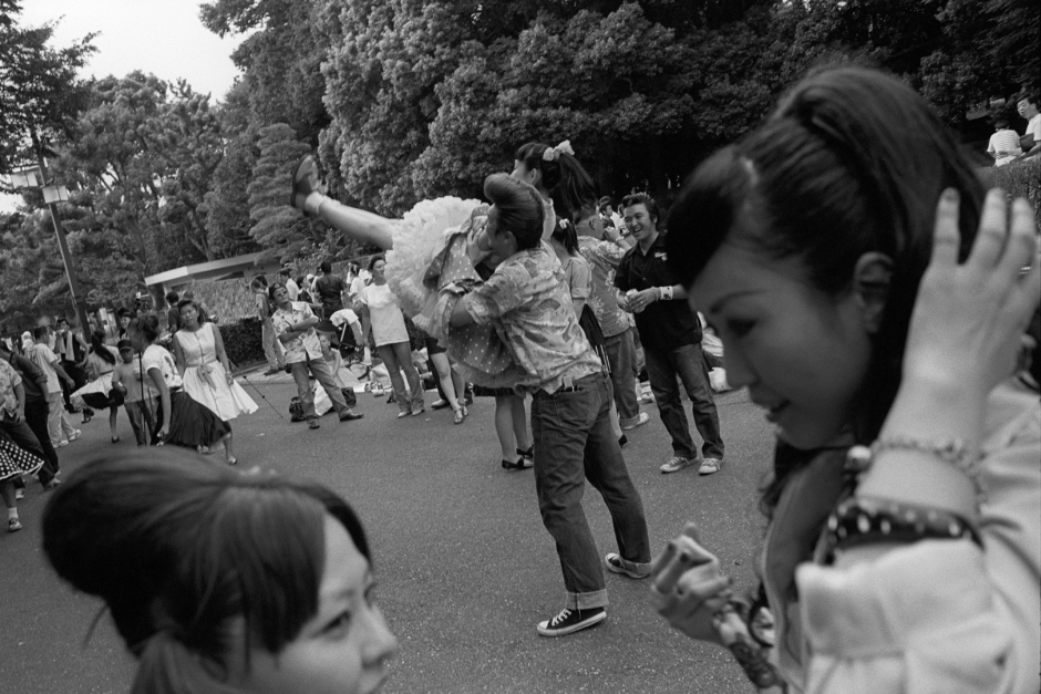 Japan, Tokyo, 2009Lovers of the 50's era gather for Tokyo Rockabilly Club's annual Day of Rock N' Roller.Rockabilly dance clubs from Tokyo and surrounding districts dressed in classic bobby socks, poodle skirts and bowling shirts gathered in Yoyogi Park .Japon, Tokyo, 2009Les amoureux des annÈes 50 ont l'habitude de se rejoindre au rassemblement annuel du Rock N'Roller, organisÈe par le Club Rockabilly de Tokyo.Tous les adeptes du rockabilly de Tokyo et de ses alentours se rejoignent ainsi au parc de Yoyogi, santiags aux pieds, robes ‡ plis, et accessoires en tous genre issus de la culture rock'nroll. Steven Siewert / Agence VU