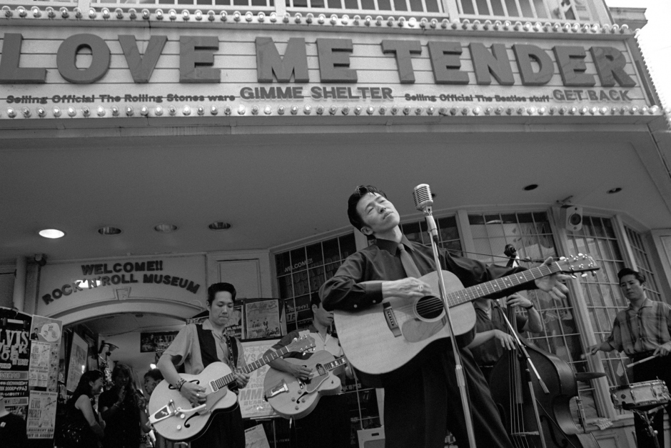 Japan, Tokyo, 2009Shinji Tamura playing a concert outside the "Love me Tender" store that specializes in memorabilia of Elvis Presley. The concert celebrated the anniversary of the death of Elvis.Japon, Tokyo, 2009Shinji Tamura joue en concert devant le "Love Me Tender", un magasin spÈcialisÈ dans les souvenirs d'Elvis Presley. Le concert est organisÈ pour l'anniversaire de la mort du King.Steven Siewert / Agence VU
