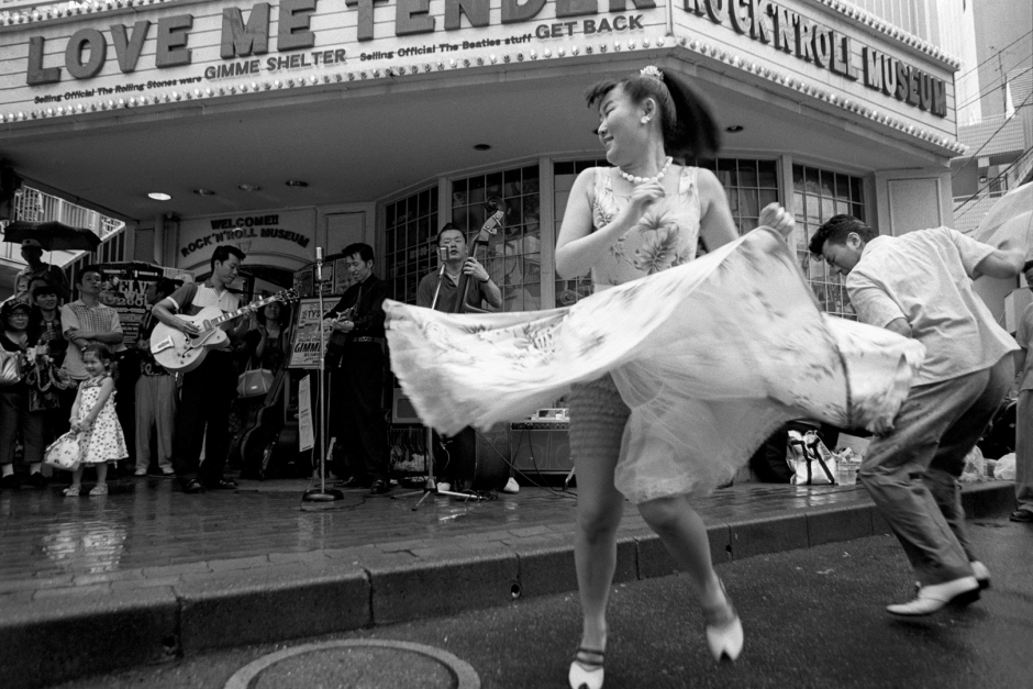 Japan, Tokyo, 2009Shinji Tamura playing a concert outside the "Love me Tender" store that specializes in memorabilia of Elvis Presley. The concert celebrated the anniversary of the death of Elvis.Japon, Tokyo, 2009Shinji Tamura joue en concert devant le "Love Me Tender", un magasin spÈcialisÈ dans les souvenirs d'Elvis Presley. Le concert est organisÈ pour l'anniversaire de la mort du King.Steven Siewert / Agence VU