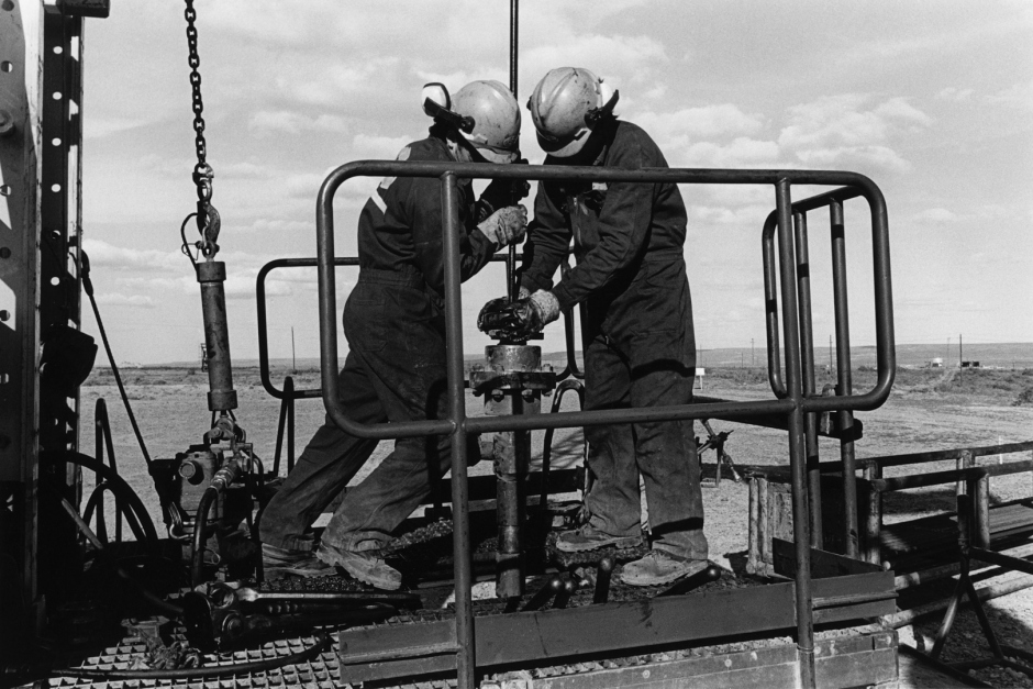Obreros en pozo de extracciÛn de petrÛleo. Comodoro Rivadavia, provincia de  ChubutWorkers on a oil extraction well. Comodoro Rivadvia, provincia de Chubut.Ouvriers sur un puits d'extraction de pÈtrole. Comodoro Rivadvia, Provincia de Chubut.© Adriana Lestido / Agence VU