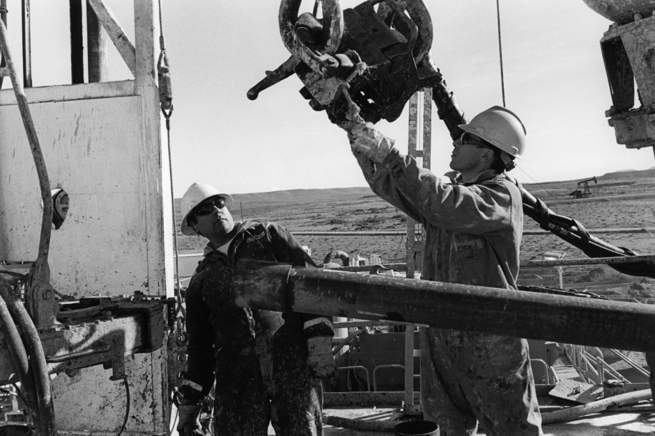 Obreros trabajando en pozo de perferoraciÛn. Comodoro Rivadavia, provincia de  ChubutWorkers working on a perforation well. Comodoro Rivadvia, provincia de Chubut.Ouvriers travaillant sur un puits de forage. Comodoro Rivadvia, provincia de Chubut.© Adriana Lestido / Agence VU