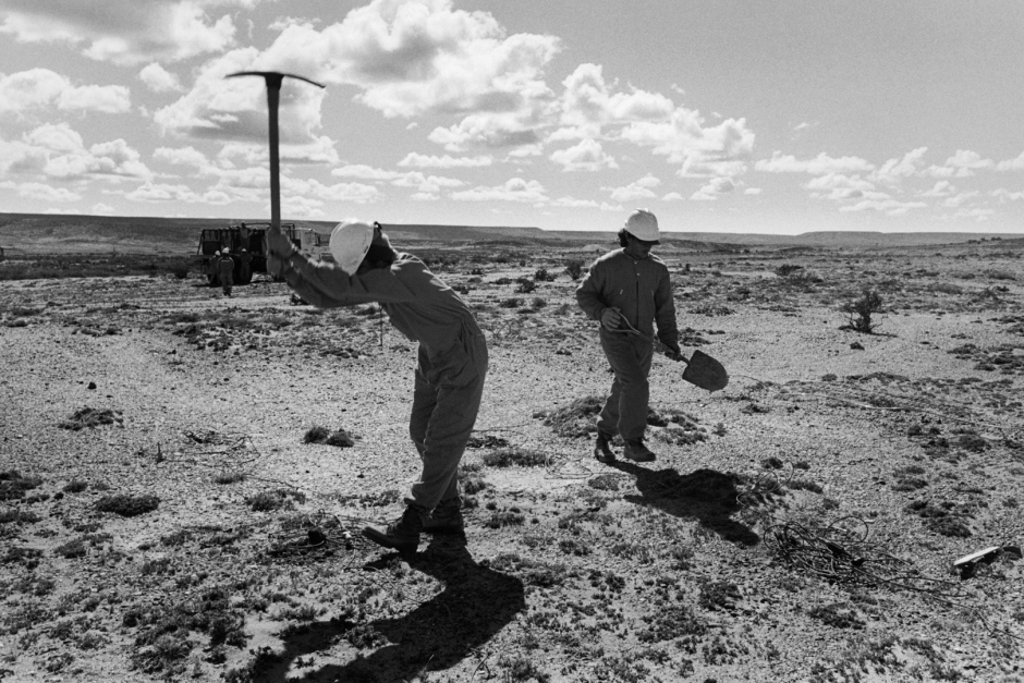 obreros marcando por primera vez el terreno para establecer pozos de extracciÛn. Las Heras, provincia de Santa CruzWorkers marking the ground for the first time to start drilling wells. Las Heras, provincia de Santa Cruz.  Ouvriers marquant le sol pour la premiËre fois afiin d'y installer des puits de forage. Las heras, proovincia de Santa Cruz.© Adriana Lestido / Agence VU