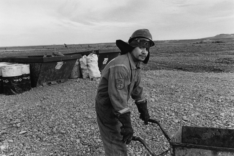 Obrero trasladando materiales. Las Heras, provincia de Santa CruzWorker transporting materials. Las Hebras, Provincia de Santa cruz.Ouvrier transportant des matÈriaux. Las Hebras, provincia de Santa Cruz. © Adriana Lestido / Agence VU