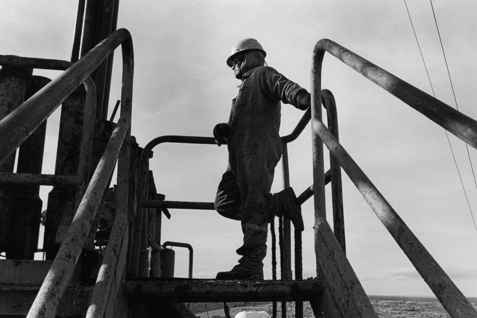 Obreros trabajando en torres de petrÛleo. Las Heras, provincia de Santa CruzWorkers working on oil towers. Las Heras, provincia de Santa Cruz.Ouvriers travaillant sur des tours de pÈtrole.Las Heras, provincia de Santa Cruz.© Adriana Lestido / Agence VU