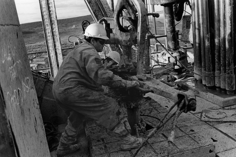Obreros trabajando en torres de petrÛleo. Las Heras, provincia de Santa CruzWorkers working on oil towers. Las Heras, provincia de Santa CruzOuvriers travaillant dans les tours de pÈtrole. Las Heras, provincia de Santa Cruz. © Adriana Lestido / Agence VU