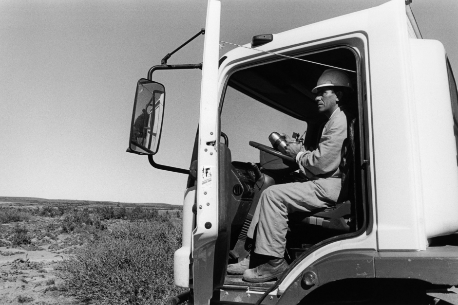 conductor de camiÛn vibrador. Las Heras, Santa CruzDriver of a vibrating truck. las Heras, Santa Cruz.Conducteur d'un camion vibrant. Las Heras, Santa Cruz.© Adriana Lestido / Agence VU