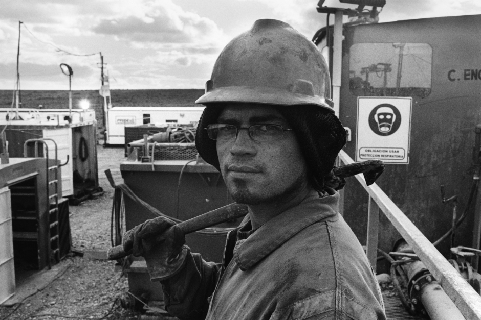 obreros en planta de tratamiento. Las Heras, Santa CrtuzWorkers in a treatment plant. las Heras, Santa Cruz. Ouvriers travaillant dans une industrier de traitement. Las Heras, Santa Cruz.© Adriana Lestido / Agence VU