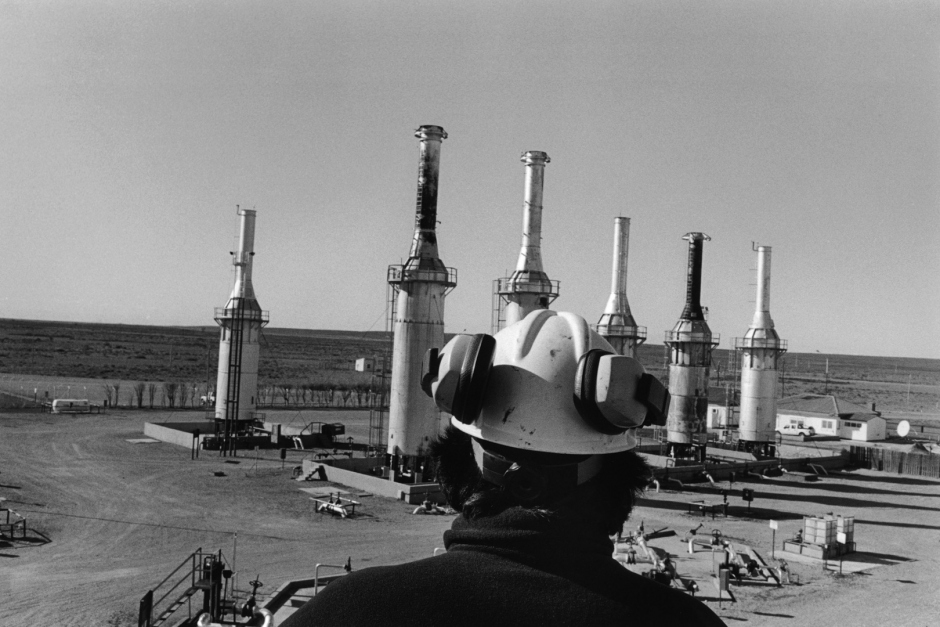 Obrero en Playa de tanques. Comodoro Rivadavia, ChubutWorker in a tank car park. Comodoro Ridavia, Chubut.Ouvrier dans un parking de cuves. Comodoro Ridavia? Chubut.© Adriana Lestido / Agence VU