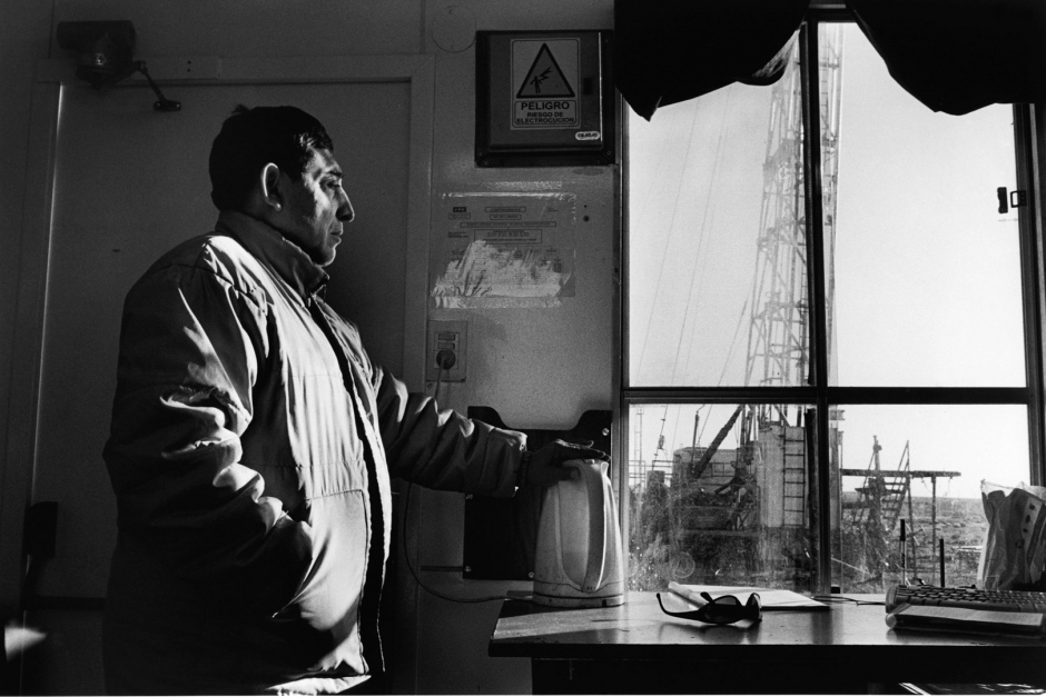 Obrero en trailer de pozo de perforaciÛn. Las Heras, Santa CruzWorker in a trailer in a drilling well. Las Heras, Santa Cruz.Ouvrier dans une caravane sur un puits de forage. Las Heras, Santa Cruz. © Adriana Lestido / Agence VU