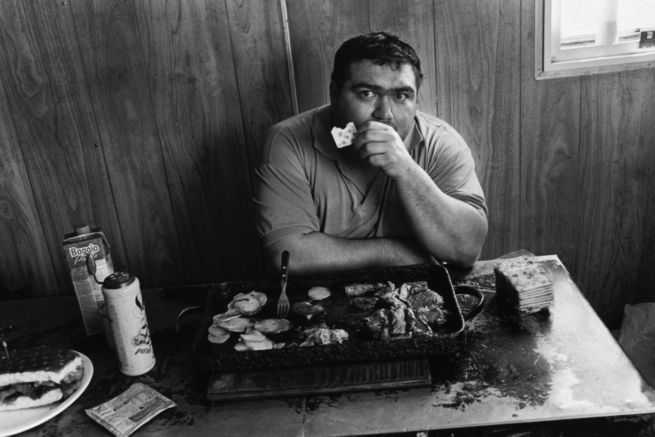Obreros en trailers de pozos de perforaciÛn. (comida, descanso, trabajo). Las Heras, Santa CruzWorkers in the trailers of the drilling well ( eat, rest, work). LAs Heras, Santa Cruz. Ouvriers dans les caravanes des puits de forage ( manger, se reposer, travailler ) Las Heras, Santa Cruz.© Adriana Lestido / Agence VU