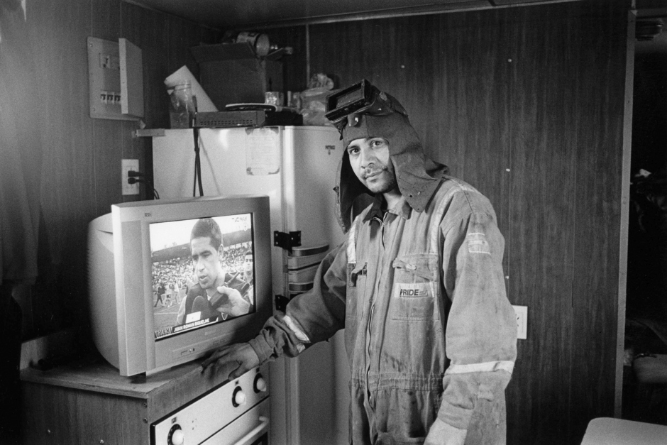 Obreros en trailers de pozos de perforaciÛn. (comida, descanso, trabajo). Las Heras, Santa CruzWorkers in the trailers of the drilling well ( eat, rest, work). LAs Heras, Santa Cruz. Ouvriers dans les caravanes des puits de forage ( manger, se reposer, travailler ) Las Heras, Santa Cruz.© Adriana Lestido / Agence VU