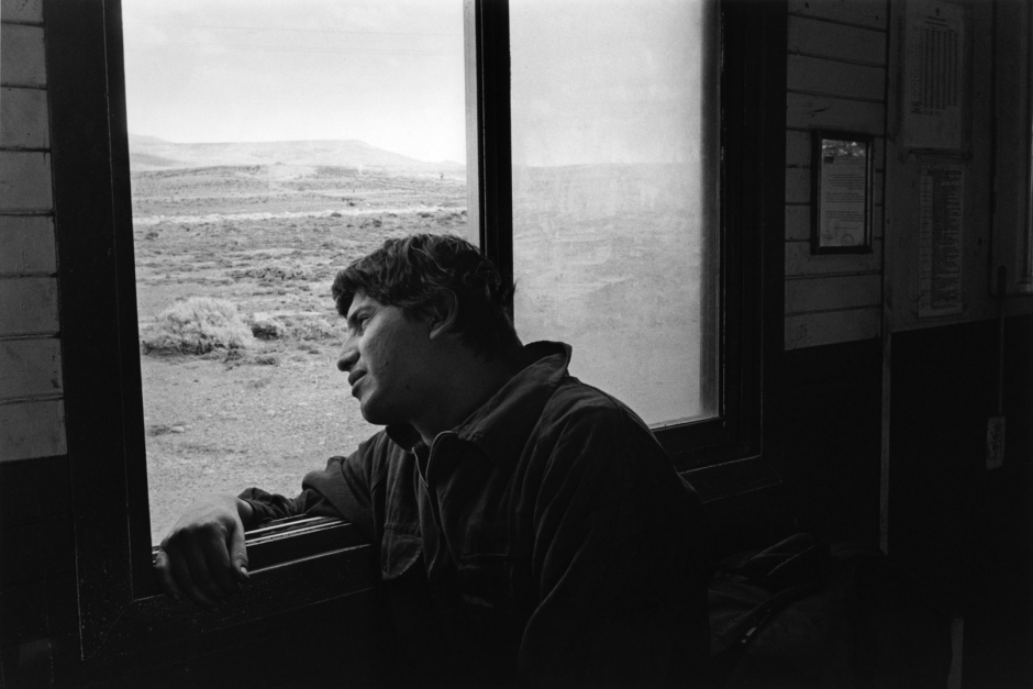 trabajador mirando el paisaje desde el trailer. Las Heras, Santa CruzWorker looking at the landscape from the trailer. Las Heras, Santa Cruz.Ouvrier regardant le paysage depuis la caravane.© Adriana Lestido / Agence VU