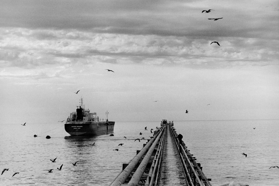 muelle de Yacimientos petrolÌferos y barco transportador de petrÛleo. Comodoro Rivadavia, ChubutOilfield wharf and oil transport boat. Comodoro Rivadavia. Chubut.Champ pÈtrolifËre et bateau transportant le pÈtrole. Comodoro Rivadavia, Chubut;© Adriana Lestido / Agence VU