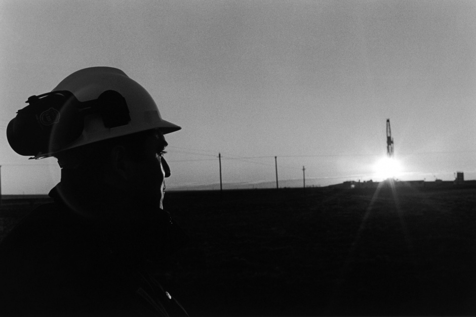 Obrero contemplando el amanecer tras una torre de petrÛleo. Las Heras, Santa CruzWorker gazing at the dusk through an oil tower. Las Heras, Santa Cruz;Ouvrier contemplant l'aube ‡ travers une tour pÈtrolifËre. Las Heras, Santa cruz.© Adriana Lestido / Agence Vu