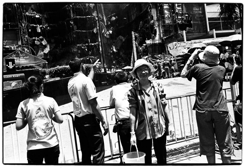 Thailand, Bangkok, May 2010Riots in Bangkok between the Thai Army and the Red Shirts, who support former Prime Minister Thaksin Shinawatra.ThaÔlande, Bangkok, mai 2010Bangkok subit les affrontements entre l'armÈe du gouvernement et les Chemises Rouges, partisans de l?ancien premier ministre en exil Thaksin Shinawatra.Manit Sriwanichpoom / Agence VU