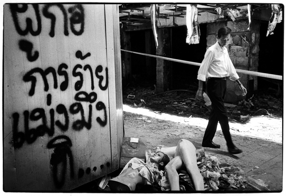 Thailand, Bangkok, May 2010Riots in Bangkok between the Thai Army and the Red Shirts, who support former Prime Minister Thaksin Shinawatra.ThaÔlande, Bangkok, mai 2010Bangkok subit les affrontements entre l'armÈe du gouvernement et les Chemises Rouges, partisans de l?ancien premier ministre en exil Thaksin Shinawatra.Manit Sriwanichpoom / Agence VU