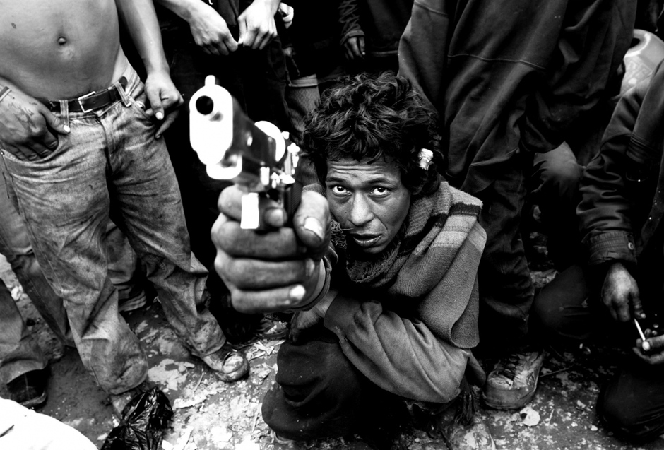 Colombia, Bogota, 2002-2009"Calle del Cartucho".Portrait of El fiero.A young woman shows her handgun to me. It is hand-made and can only shoot once. The Cartucho is an arms market and the territory of professional killers who offer their services for a few dollars.Colombie, Bogota, 2002 - 2009"Calle del Cartucho".Portrait de El fiero. Une jeune femme me montre son revolver artisanal ‡ un coup. Le Cartucho est aussi un marchÈ d'armes et le territoire des tueurs ‡ gage qui vendent leurs services pour quelques dollars.Stanislas Guigui / Agence VU