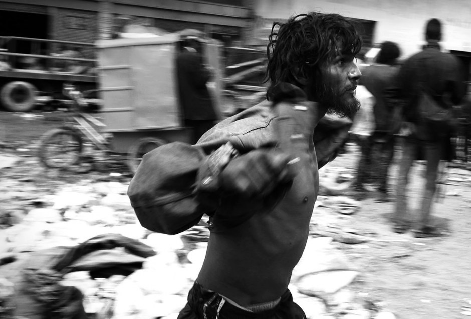 Colombia, Bogota, 2002 - 2009"Calle del Cartucho".Embalado.Right in a street of the Cartucho, a Nero is high with glu. He is not a man anymore, but a bird who, furing the short time his hallucination will last, flies away from his wretched life.Colombie, Bogota, 2002 - 2009"Calle del Cartucho".Embalado.En pleine rue du Cartucho, un Nero dÈfoncÈ ‡ la colle. Ce n?est plus un homme mais un oiseau, qui, le temps d?une hallucination, s?envole de sa condition misÈrable. Stanislas Guigui / Agence VU