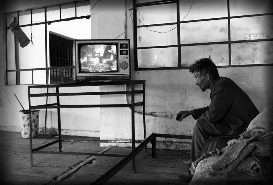 Colombia, Bogota, 2002 - 2009"Calle del Cartucho".Window to the other world.For the Neros, television is almost their only link to the society they don't belong anymore.Colombie, Bogota, 2002 - 2009"Calle del Cartucho".FenÍtre sur l'autre monde.La tÈlÈvision est quasiment le seul lien qui maintient les Neros en contact avec la sociÈtÈ dont ils ne font plus partie. Stanislas Guigui / Agence VU