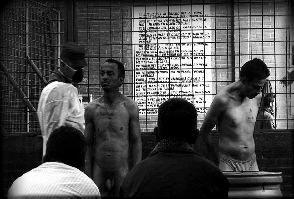 Colombia, Bogota, 2002 - 2009"Calle del Cartucho".Prisoners.The prisoners are examined and searched before they are imprisoned.Colombie, Bogota, 2002 - 2009"Calle del Cartucho".DÈtenus.Les dÈtenus sont inspectÈs et fouillÈs avant d'Ítre emprisonnÈs.Stanislas Guigui / Agence VU