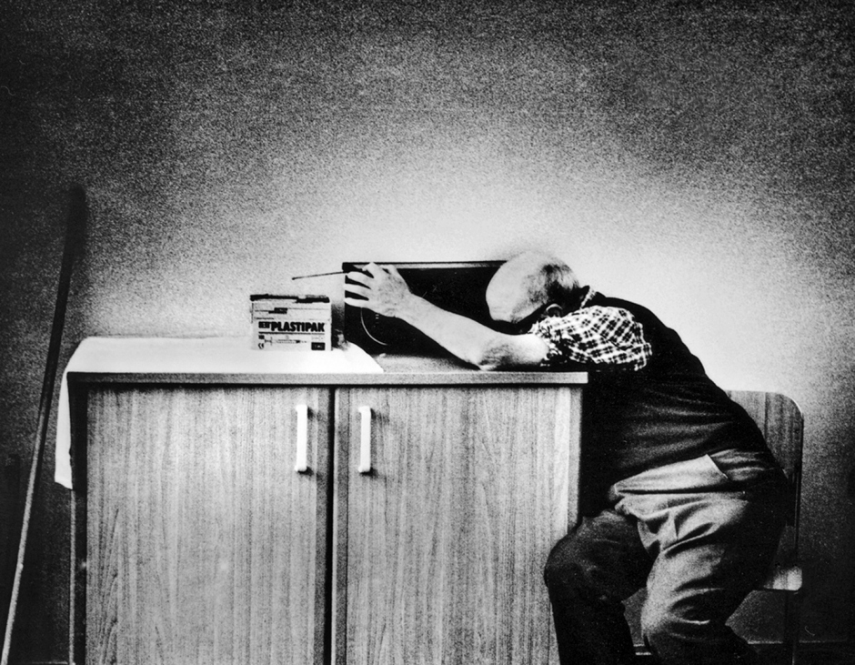 Italy, Siena, 2006Pianissimo.The perception of the self and of things around is for blind people very physical. In the process of recognition sight doesn?t participate and the other senses re-born. Hands are eyes. Surfaces, odours, sounds, are colours. Italie, Sienne, 2006Pianissimo.La perception de ce qui nous entoure est, pour les aveugles, une sensation trËs physique. Dans le processus de reconnaissance, la vue ne participe pas de la renaissance des autres sens. Les mains, elles, peuvent devenir des yeux. Les surfaces, les sons et les odeurs sont des couleurs.Martina Bacigalupo / Agence VU