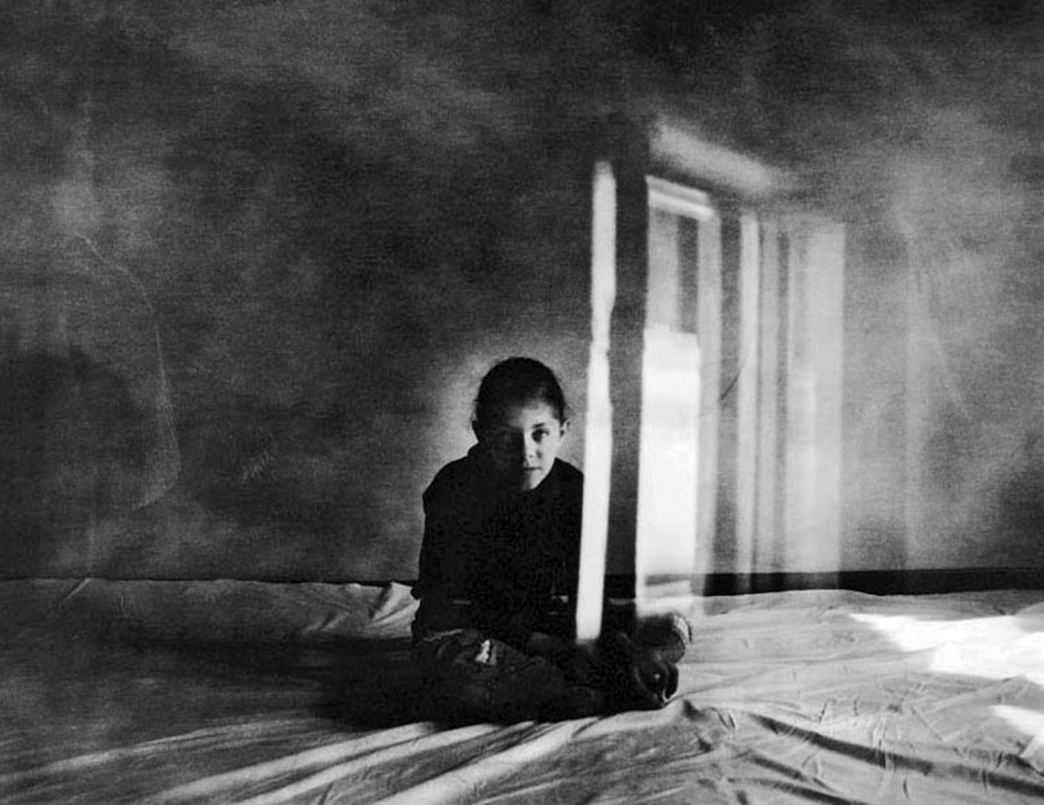 Italy, Siena, 2006Pianissimo.The perception of the self and of things around is for blind people very physical. In the process of recognition sight doesn?t participate and the other senses re-born. Hands are eyes. Surfaces, odours, sounds, are colours. Italie, Sienne, 2006Pianissimo.La perception de ce qui nous entoure est, pour les aveugles, une sensation trËs physique. Dans le processus de reconnaissance, la vue ne participe pas de la renaissance des autres sens. Les mains, elles, peuvent devenir des yeux. Les surfaces, les sons et les odeurs sont des couleurs.Martina Bacigalupo / Agence VU