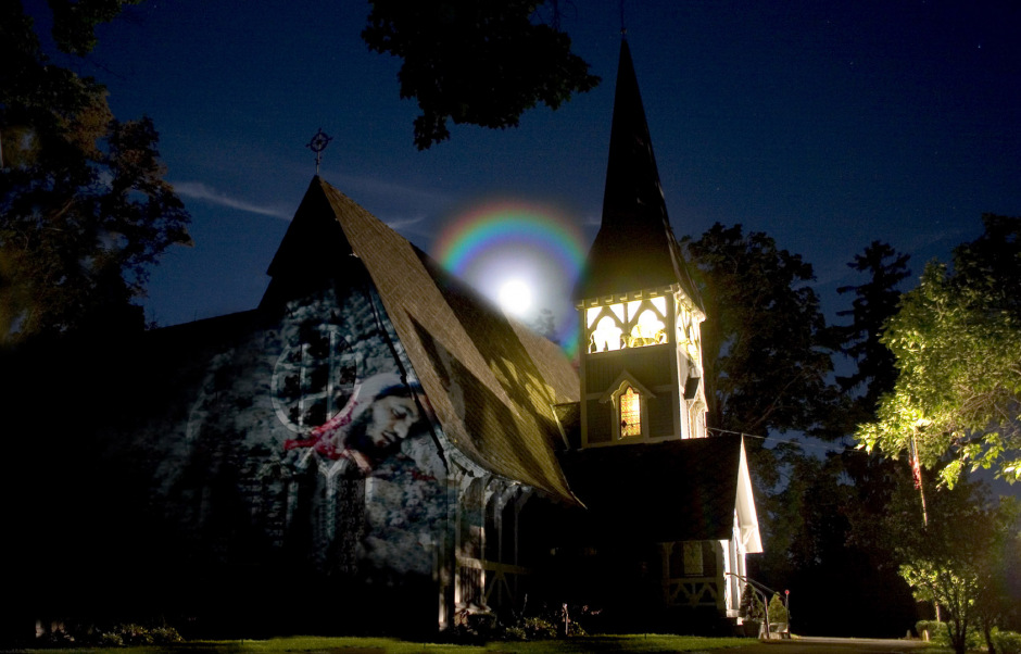 USA, New York State, July 2005From the series "Collateral".Projections of iraki victims on american houses during the Gulf war.USA, Etat de New York, juillet 2005Issue de la s?rie "Collateral".Projection de photographies repr?sentant des victimes irakiennes pendant la seconde guerre du Golf.Jean-Christian Bourcart / Agence VU