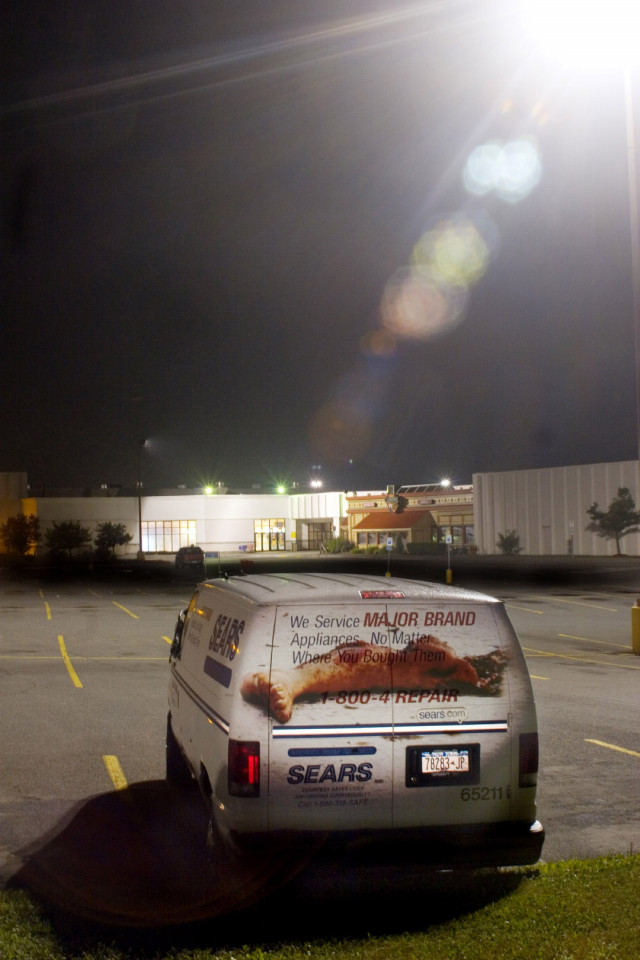 USA, New York State, July 2005From the series "Collateral".Projections of iraki victims on american houses during the Gulf war.USA, Etat de New York, juillet 2005Issue de la s?rie "Collateral".Projection de photographies repr?sentant des victimes irakiennes pendant la seconde guerre du Golf.Jean-Christian Bourcart / Agence VU