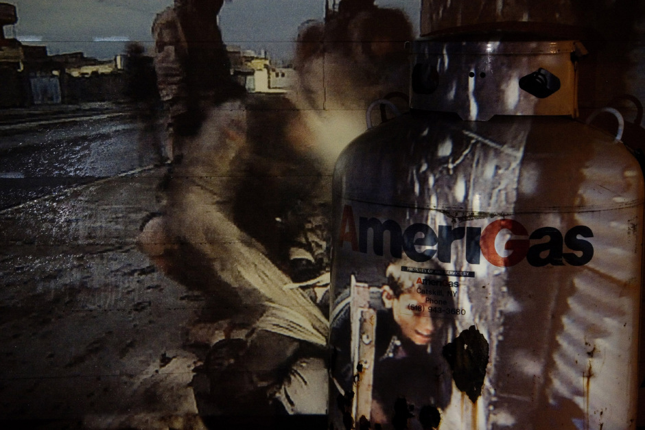 USA, New York State, July 2005From the series "Collateral".Projections of iraki victims on american houses during the Gulf war.USA, Etat de New York, juillet 2005Issue de la s?rie "Collateral".Projection de photographies repr?sentant des victimes irakiennes pendant la seconde guerre du Golf.Jean-Christian Bourcart / Agence VU