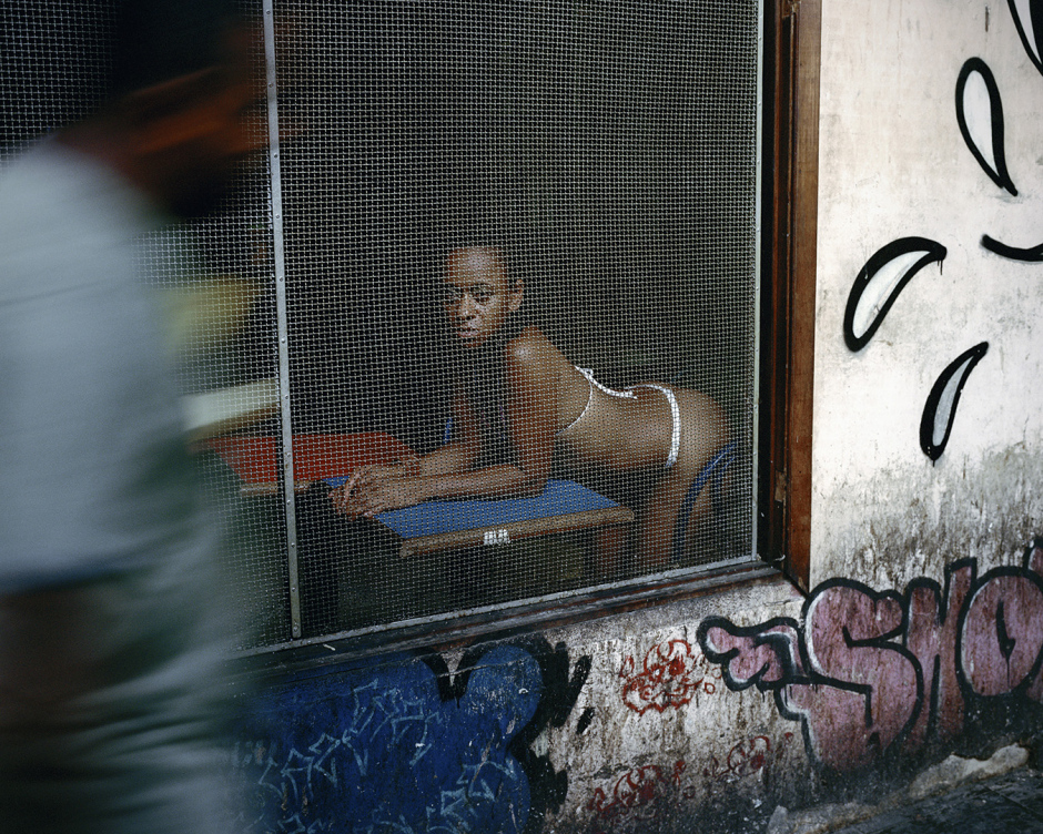 Brazil, Rio de Janeiro, 2009Vila Mimosa, area devoted to prostitution and where Jane worked. I ask her former workmates if they have any news.Brésil, Rio de Janeiro, 2009Vila Mimosa, secteur réservé à la prostitution et où Jane travaillait. Je demande à ses anciennes collègues si elles ont des nouvelles.Vincent Catala / Agence VU