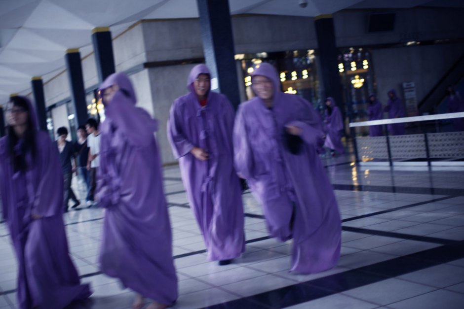 Malaysia, Kuala Lumpur, 17 November 2010
Tourists in a Mosque.

Malaisie, Kuala Lumpur, 17 novembre 2010
Des touristes dans une mosquÈe.

Aniu / Agence VU
