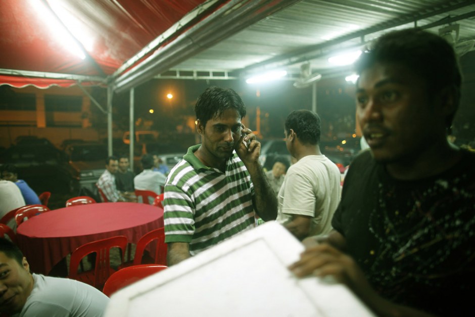 Malaysia, Kuala Lumpur, 17 November 2010
Some Malaysians take part in the anniversary party of a oversea Chinese vehicle repairing workshop. 

Malaisie, Kuala Lumpur, 17 novembre 2010
Des malaisiens participent ‡ une fÍte dans un atelier de rÈparation de vÈhicule tenu par la diaspora chinoise.

Aniu / Agence VU