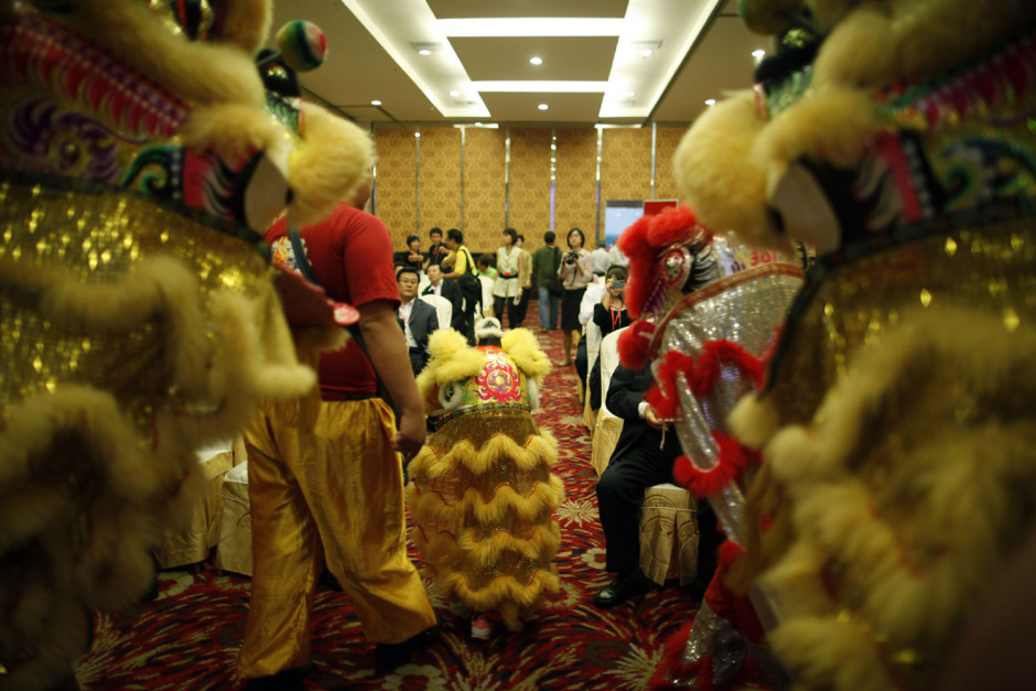 Malaysia, Kuala Lumpur, 18 November 2010
A restaurant in Kuala Lumpur. A six-year old girl is doing the traditional Chinese Lion- Dancing in an occurring activity. Her father said they wish children could learn about the traditional culture during their growth.

Malaisie, Kuala Lumpur, 18 novembre 2010
Dans un restaurant de Kuala Lumpur. Une petite fille de 6 ans exÈcute la danse traditionnelle du Lion. Son pËre espËre que les enfants pourront grandir en apprenant la culture traditionnelle chinoise. 

Aniu / Agence VU