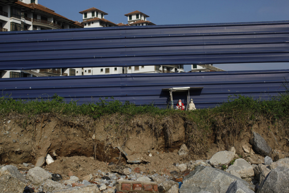 Malaysia, Malacca, 19 November 2010
Strait of Malacca. Two small statue of Chinese God are place by the bank.

Malaisie, Malacca, 19 novembre 2010
Le dÈtroit de Malacca. Deux petites statues d'un Dieu chinois sur la rive.

Aniu / Agence VU