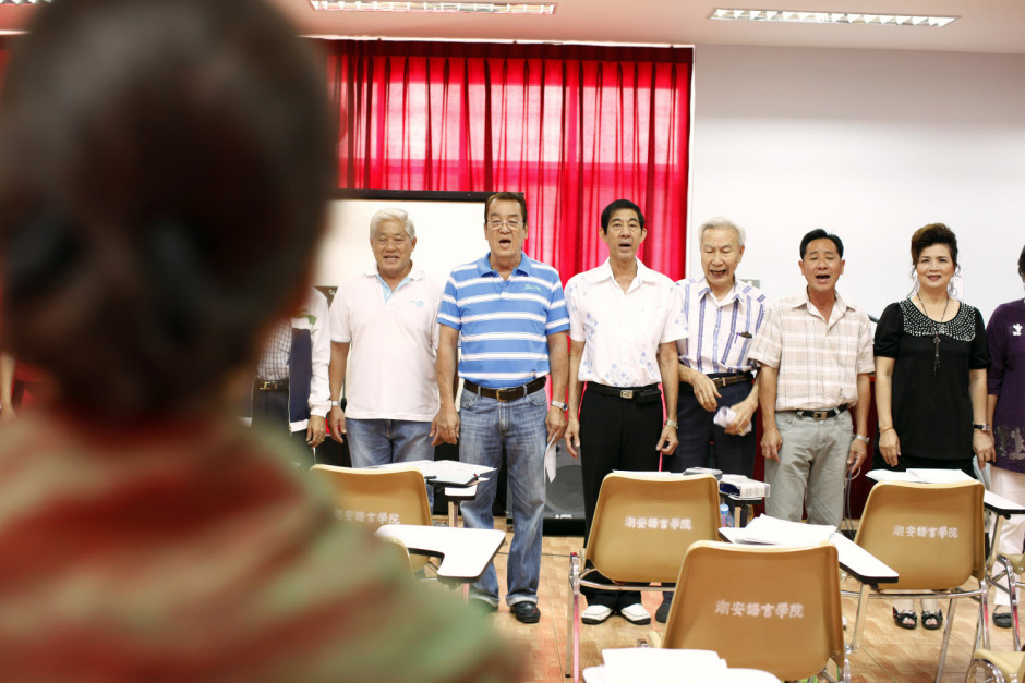 Thailand, Bangkok, 13 November 2010
A clansmen association hall of Chinese. People are practicing singing.

ThaÔlande, Bangkok, 13 novembre 2010
Un club privÈ pour expatriÈs chinois. Cours de chant.

Aniu / Agence VU