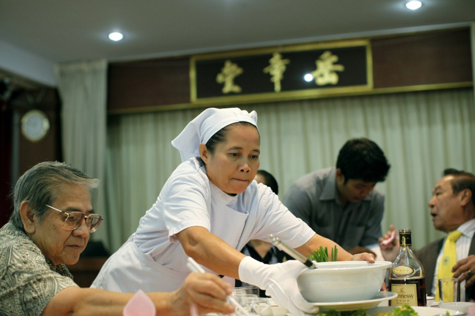 Thailand, Bangkok, 13 November 2010
A clansmen association hall of Chinese. People are having meals. This is the monthly gathering, which has the attendances mostly rich businessman and politicians.

ThaÔlande, Bangkok, 13 novembre 2010
Un club privÈ pour expatriÈs chinois. Repas mensuel de l'association qui rÈunit surtout de riches hommes d'affaires et des politiciens.

Aniu / Agence VU