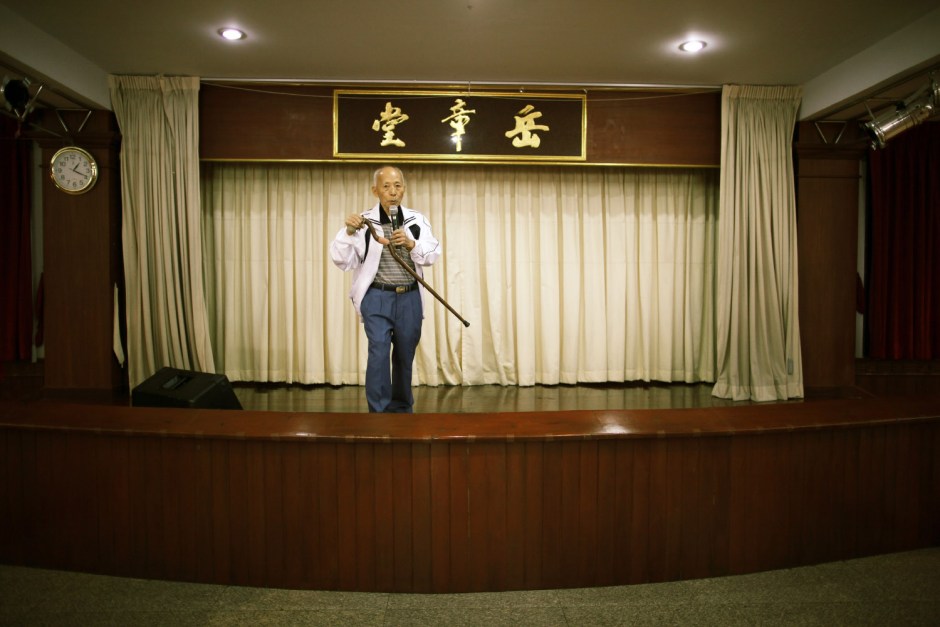 Thailand, Bangkok, 13 November 2010
A clansmen association hall of Chinese. An old Chinese man who took sanctuary to Thailand went on stage silently during the dinner, performing a folk song which people encourage each other during the days of taking refuge, and he is a rich businessman in town now.

ThaÔlande, Bangkok, 13 novembre 2010
Un club privÈ pour expatriÈs chinois. Un vieil homme chinois qui a trouvÈ refuge en ThaÔlande monte sur scËne pendant le repas et chante une chanson qui parle de fraternitÈ dans l'adversitÈ. Cet homme est devenu un riche homme d'affaires.

Aniu / Agence VU