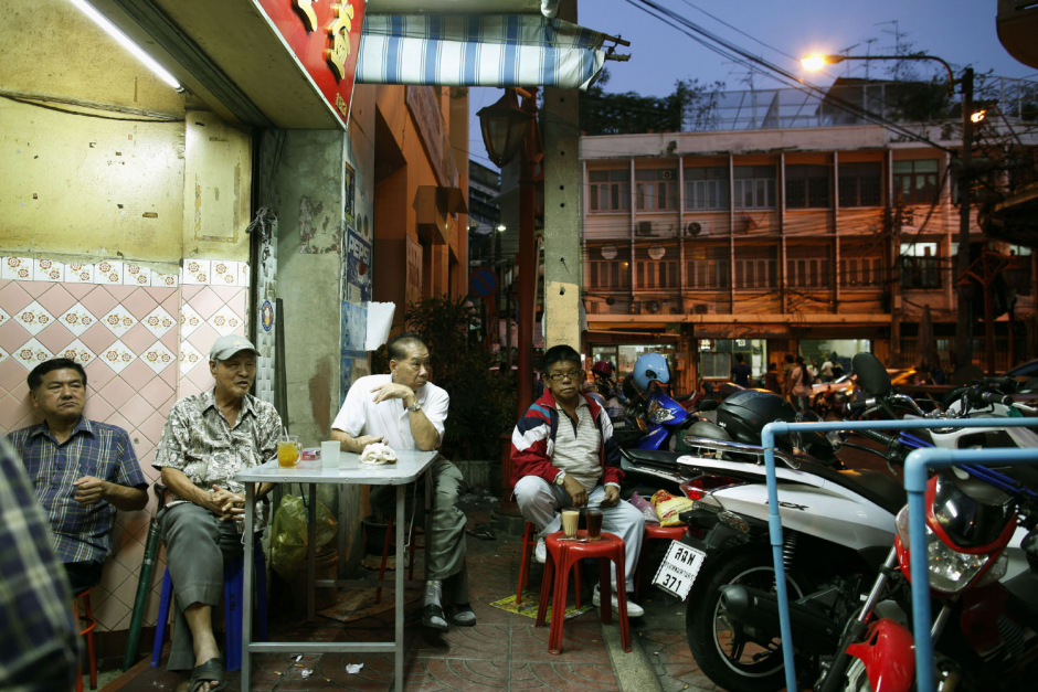 Thailand, Bangkok, 13 November 2010
Chinatown in Bangkok. Some elderly Chinese sitting at the entrance of the CafÈ, they usually spend almost a day in this old coffee shop which had accompany them for decades.

ThaÔlande, Bangkok, 13 novembre 2010
Chinatown. De vieux chinois assis ‡ l'entrÈe d'un cafÈ o˘ ils passent la majeure partie de leurs journÈes depuis des annÈes.

Aniu / Agence VU