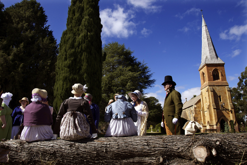Australia, Canberra, 14 April 2011The 2011 Jane Austen Festival Australia held in Canberra.Lovers of the Regency period picnic in the grounds of St John's Church.Australie, Canberra, 14 avril 2011Le Festival Jane Austen de 2011 ‡ Canberra.Des amoureux de la RÈgence pique-niquent dans le parc de St John's Church.Steven Siewert / Agence VU