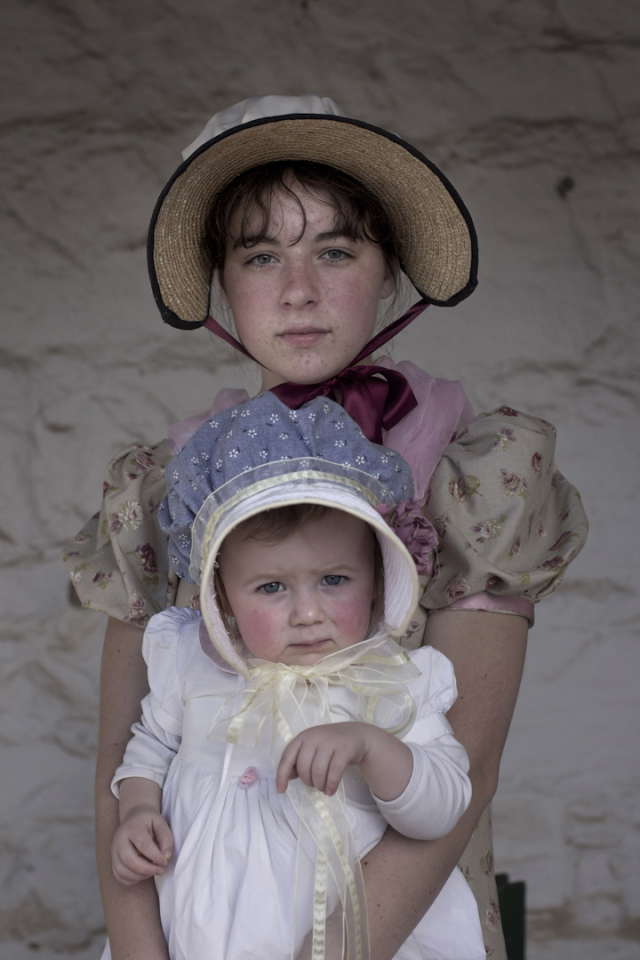 Australia, Canberra, 15 April 2011The 2011 Jane Austen Festival Australia held in Canberra.Portrait of the Regency period:  Bre Smart and her 19 month old sister.Australie, Canberra, 15 avril 2011Le Festival Jane Austen de 2011 ‡ Canberra.Portrait typique de la RÈgence : Bre Smart et sa soeur ‚gÈe de 19 mois.Steven Siewert / Agence VU