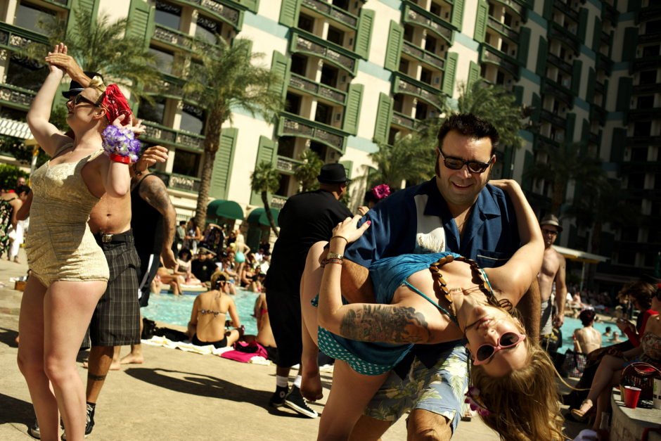 USA, Nevada, Las Vegas, 25 April 2011Fans dancing during the Tiki Pool Party at The Orleans Casino.USA, Nevada, Las Vegas, 25 avril 2011Des fans de rockabilly dansent pendant un fÍte ‡ la piscine du Orleans Casino.Steven Siewert / Agence VU
