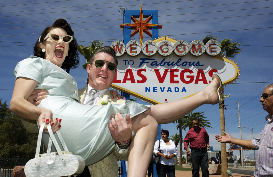 USA, Nevada, Las Vegas, 22 April 2011Autralian fans Sue and Marc who made the journey to the festival and also got married in Vegas.USA, Nevada, Las Vegas, 22 avril 2011Sue et Marc, fans australiens de rockabilly, qui ont fait le voyage pour se rendre au Festival et se marier ‡ Vegas.Steven Siewert / Agence VU